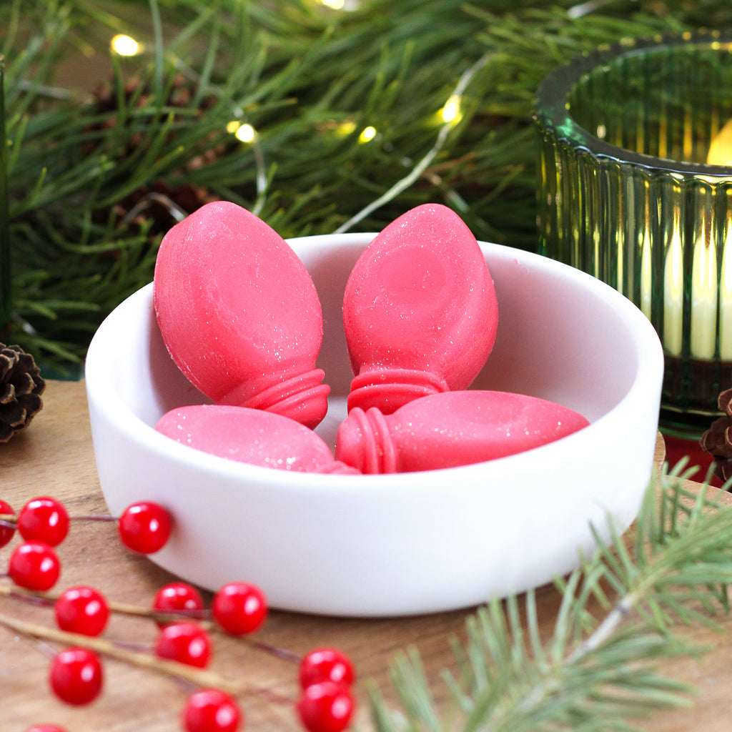 Missouri River Soap Cranberry & Balsam wax melts – little red Christmas bulb-shaped melts, releasing a festive blend of juicy cranberry, plum blossom, magnolia petals, zesty orange and mandarin, layered over balsam, sage, and hints of mint, with warm undertones of rosewood, musk, patchouli, and labdanum.