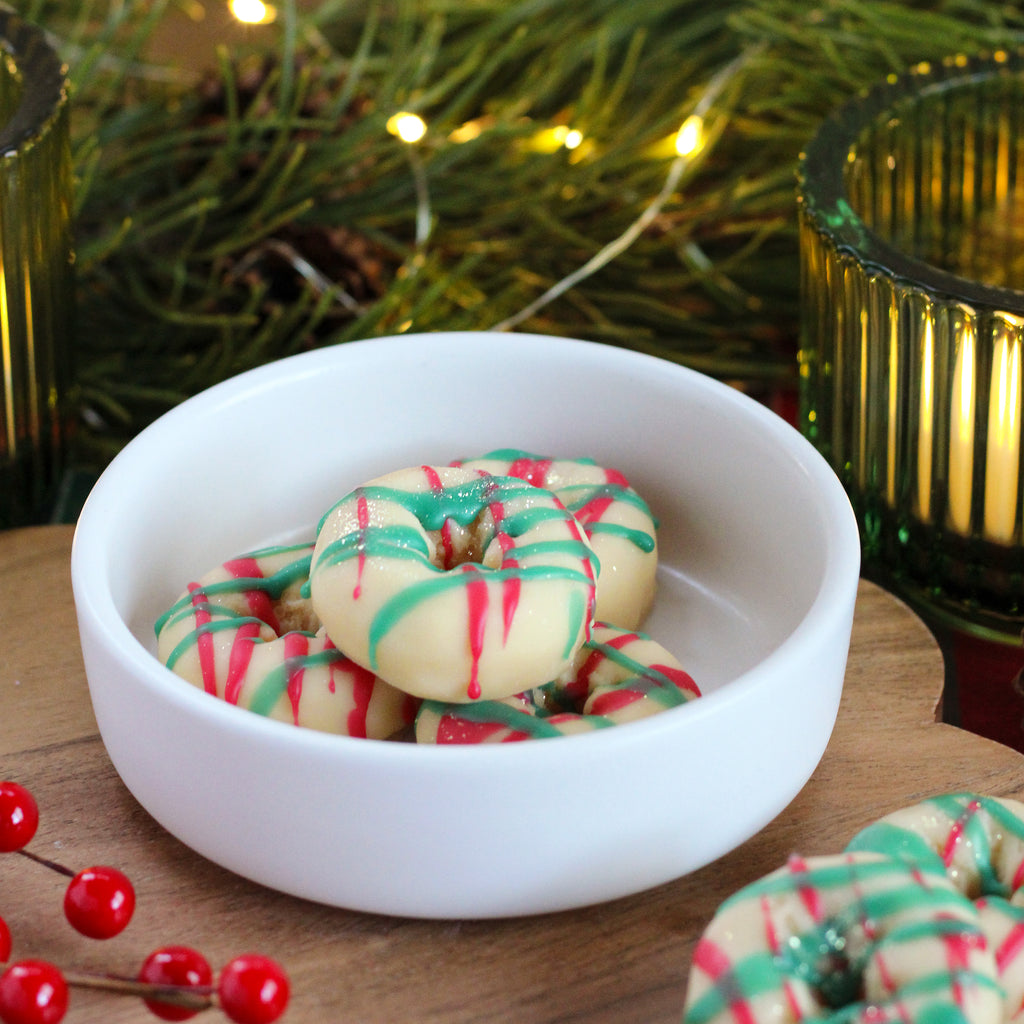 Missouri River Soap Eggnog Cream wax melts – creamy yellow donut-shaped melts with red and green drizzle, shown in a festive setting. Scented with rich eggnog, sweet cream, vanilla, and a touch of spice.