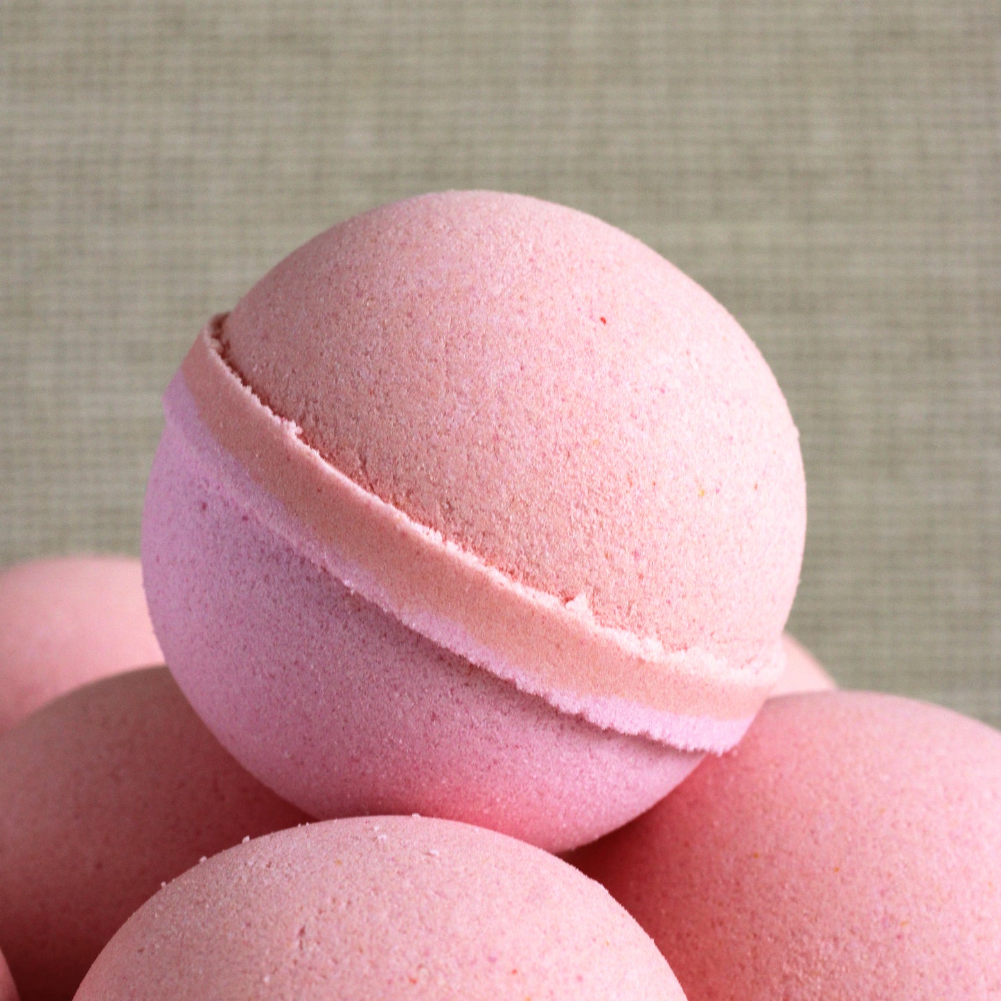 Peach and pink Peach Mango Sangria bath bomb handcrafted by Missouri River Soap