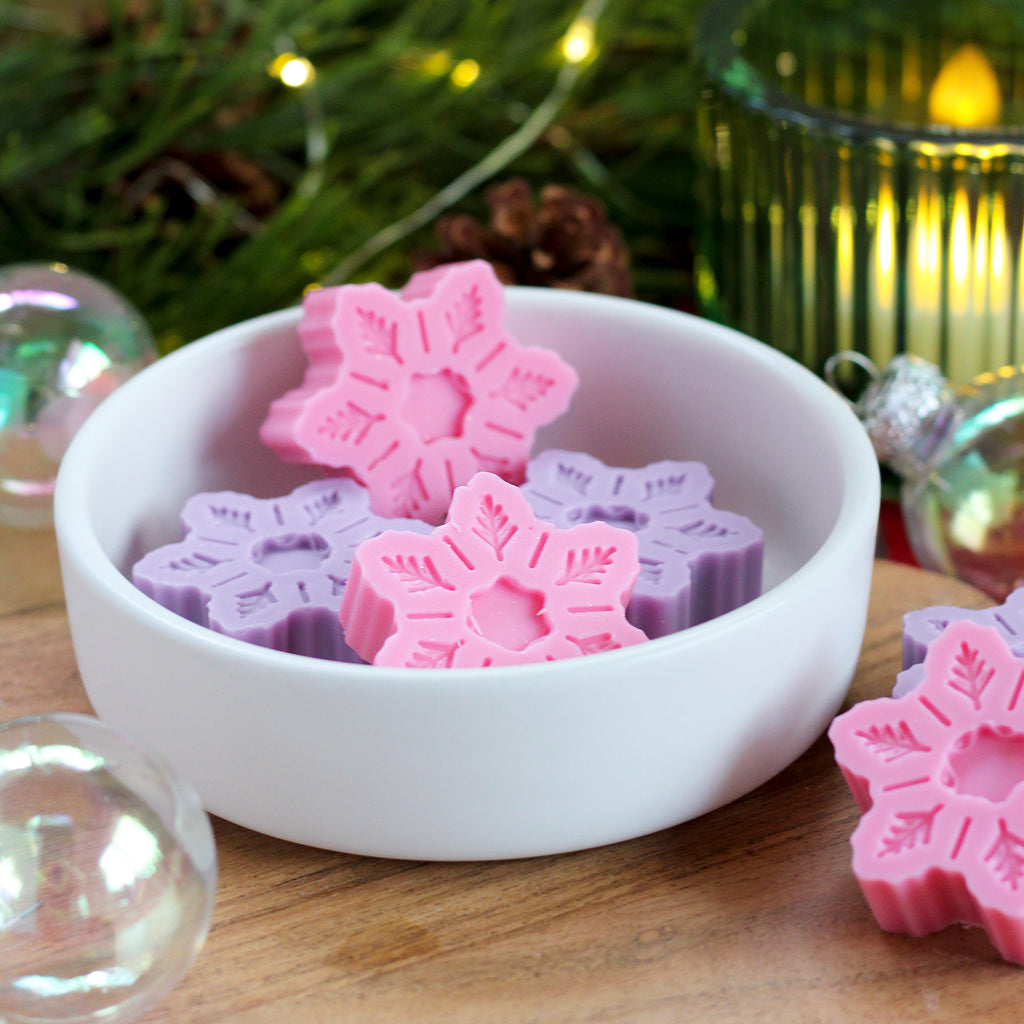 Missouri River Soap Winter Mittens wax melts – four snowflake-shaped melts in pink and purple, releasing a sweet and festive blend of cherry and pear wrapped in creamy vanilla and spun sugar